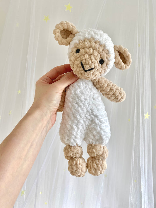 This crochet pattern combines a gentle lamb head with a knotted lovey base, offering a versatile and functional design for babies and toddlers.